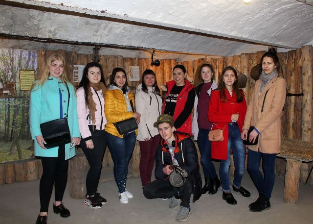 Студенти спеціальності Соціальна робота, викладач  кафедри соціальної педагогіки і соціальної роботи Олійник Г. М.